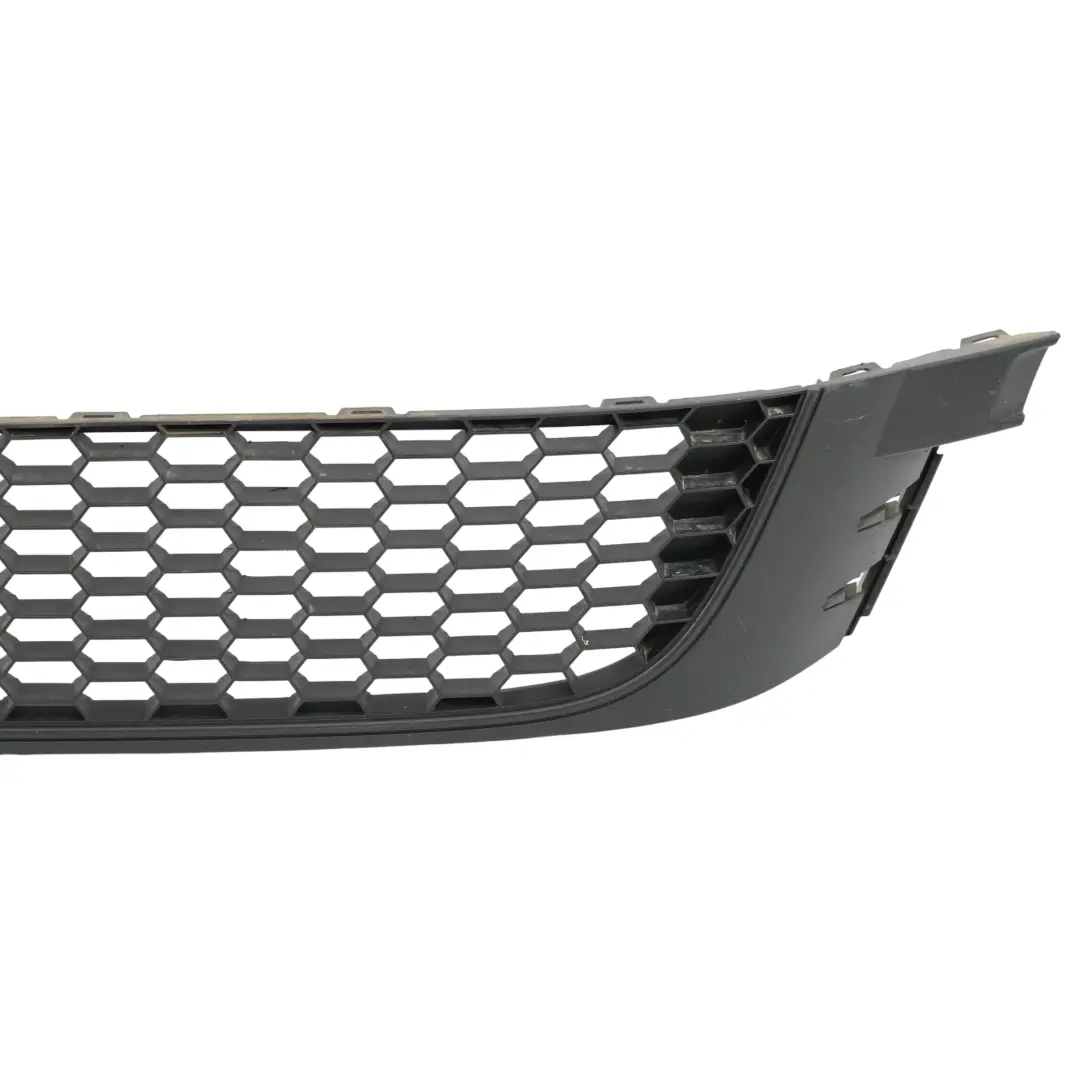Mk3 Kratka Zderzaka Przedniego Dolna Środkowa do VW Scirocco o numerze 1K8853677 VW Scirocco Mk3 Kratka Zderzaka Przedniego Dolna Środkowa - SKU 1K8853677 - Numer Części 1K8853677