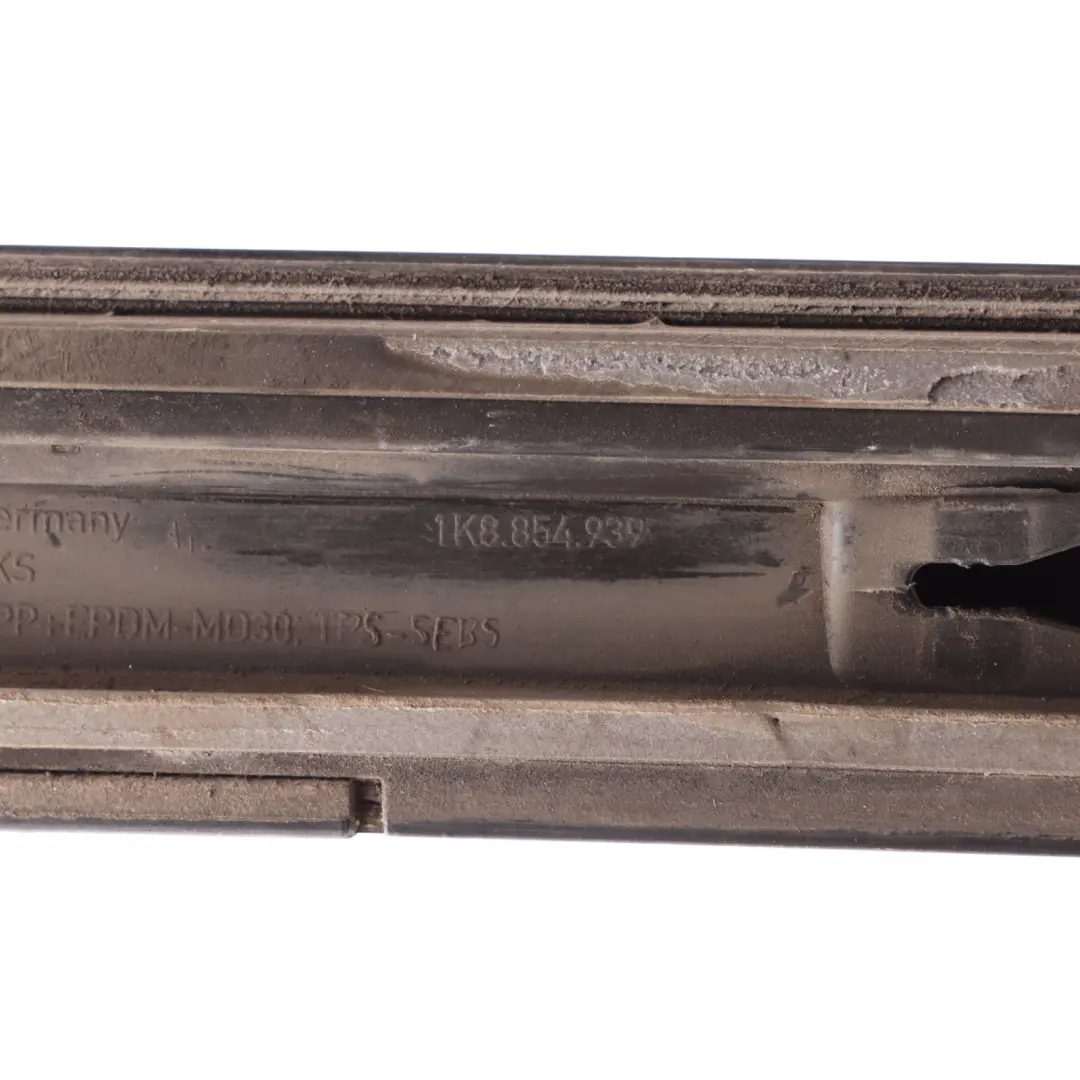 Fronttürverkleidung Untere Leiste Links Satin Schwarz für Volkswagen Scirocco III mit Teilenummer 1K8854939 Volkswagen Scirocco III Fronttürverkleidung Untere Leiste Links Satin Schwarz - SKU 1K8854939 - Teilenummer 1K8854939