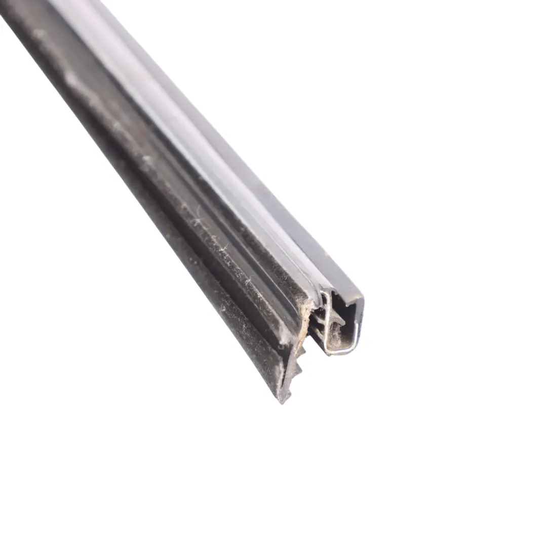 1P Striscia Guarnizion Finestrino Porta Anteriore Destro per Seat Leon FR con numero di parte 1P0837472B Seat Leon FR 1P Striscia Guarnizion Finestrino Porta Anteriore Destro - SKU 1P0837472B - Numero di parte 1P0837472B