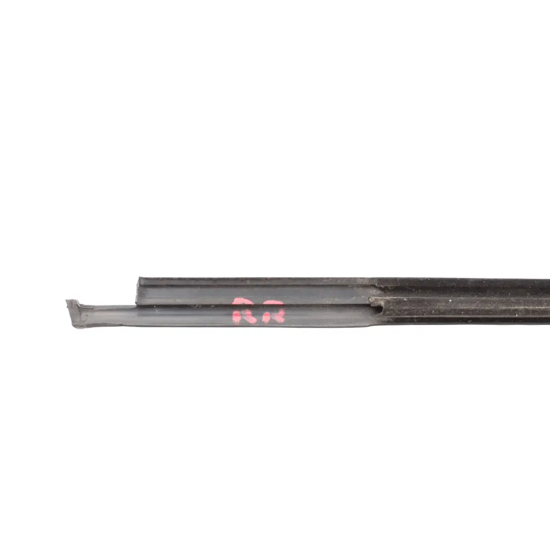 Guarnizione Vetro Porta Posteriore Esterna Destra per Volkswagen Polo VI con numero di parte 2GS839478C Volkswagen Polo VI Guarnizione Vetro Porta Posteriore Esterna Destra - SKU 2GS839478C - Numero di parte 2GS839478C