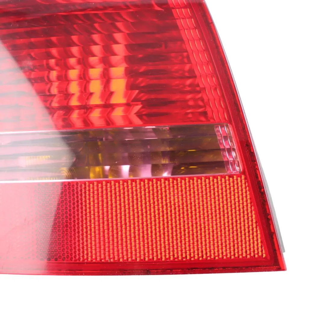 Lampa Tylna Lewa Zewnętrzna Klapy Bagażnika do Audi A6 C6 Avant o numerze 4F9945095 Audi A6 C6 Avant Lampa Tylna Lewa Zewnętrzna Klapy Bagażnika - SKU 4F9945095 - Numer Części 4F9945095