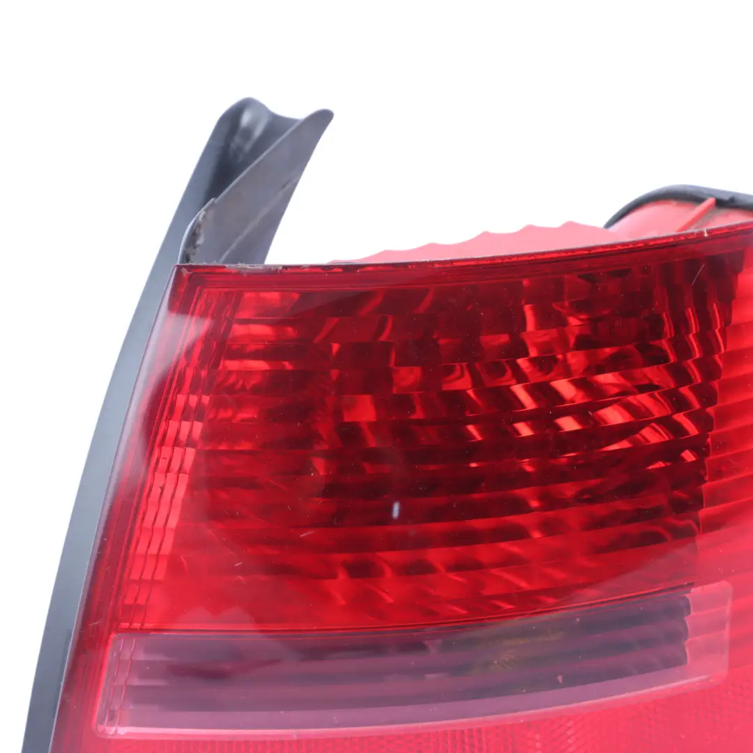 Lampa Tylna Prawa Zewnętrzna Klapa Bagażnika do Audi A6 C6 Avant o numerze 4F9945096 Audi A6 C6 Avant Lampa Tylna Prawa Zewnętrzna Klapa Bagażnika - SKU 4F9945096 - Numer Części 4F9945096