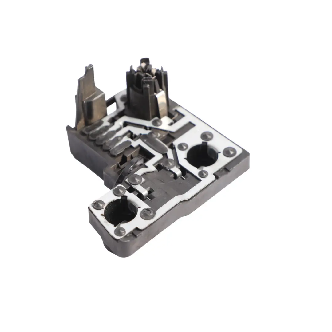 Inner Bulb Holder Socket Tail Gate Rear Right O/S to Audi A6 S6 C6 Avant with Part number 4F9945222 Audi A6 S6 C6 Avant Inner Bulb Holder Socket Tail Gate Rear Right O/S - SKU 4F9945222 - Part number 4F9945222