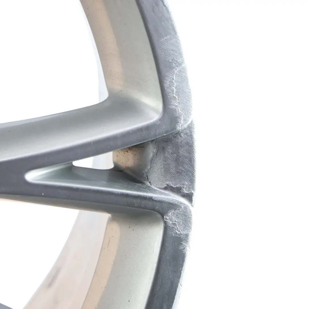 Srebrna Felga Aluminiowa 19" 9J ET:33 10 Szprych do Audi A8 D4 o numerze 4H0601025G Audi A8 D4 Srebrna Felga Aluminiowa 19" 9J ET:33 10 Szprych - SKU 4H0601025G-2 - Numer Części 4H0601025G