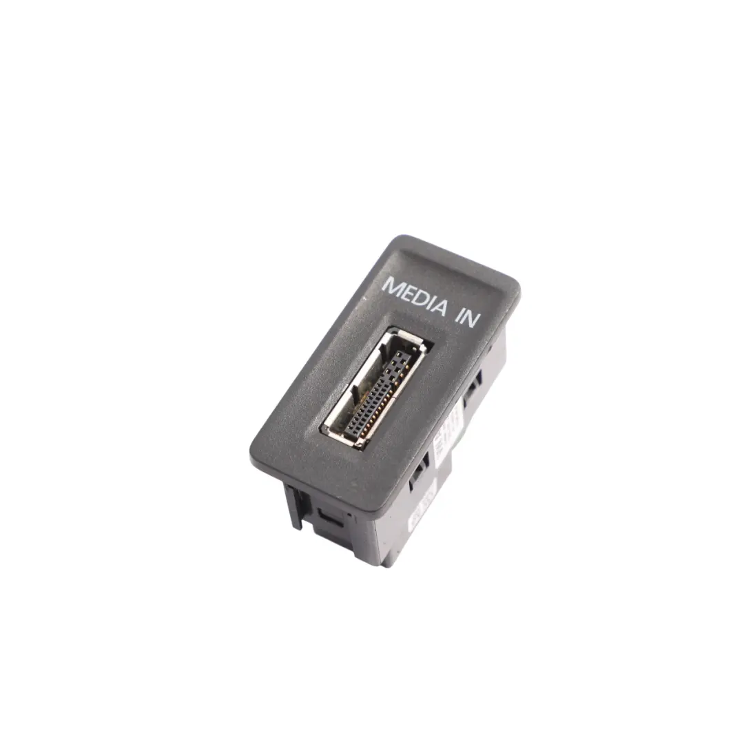 Adattatore Connessione Presa Multimediale 5Q0035736 per Volkswagen Golf Mk7 con numero di parte 5G0035222A Volkswagen Golf Mk7 Adattatore Connessione Presa Multimediale 5Q0035736 - SKU 5G0035222A - Numero di parte 5G0035222A