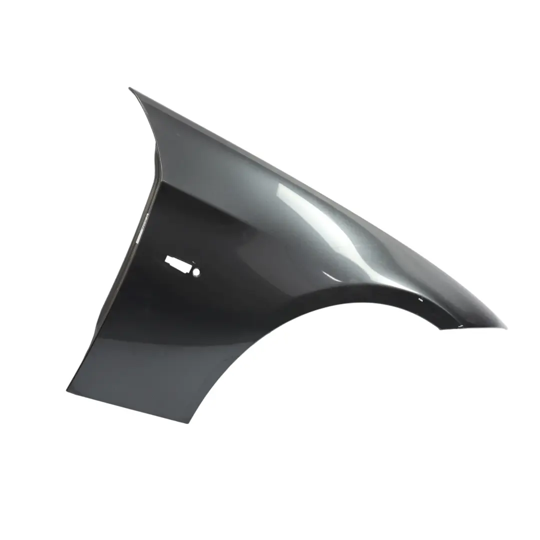 Pannello Laterale Parafango Anteriore Destro Sparkling Graphite A22 per BMW E90 E91 con numero di parte 7135680 BMW E90 E91 Pannello Laterale Parafango Anteriore Destro Sparkling Graphite A22 - SKU 7135680-SG2 - Numero di parte 7135680