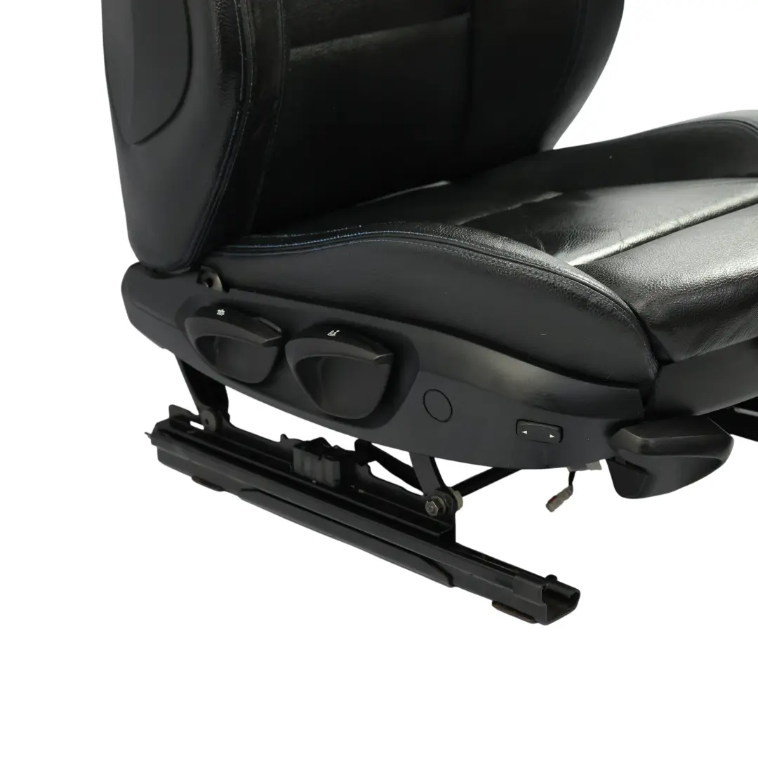 Fotel M Sport Przód Prawy Czarna Skóra Dakota Niebieska Nić do BMW E90 E91 LCI o numerze 7843514 BMW E90 E91 LCI Fotel M Sport Przód Prawy Czarna Skóra Dakota Niebieska Nić - SKU 7843514-1 - Numer Części 7843514