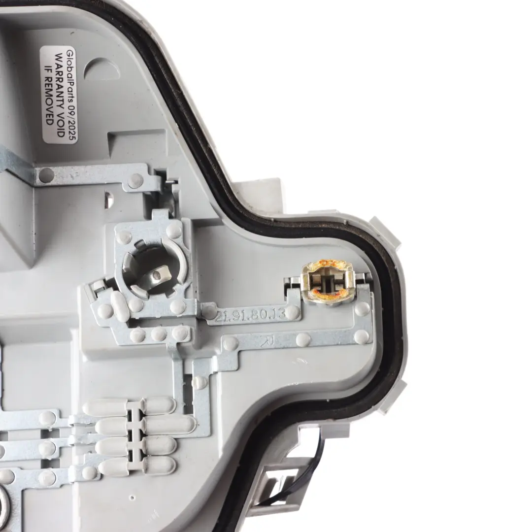 3Dr Supporto Porta Lampadina Fanale Posteriore Destro per Audi A3 8P con numero di parte 8P3945258A Audi A3 8P 3Dr Supporto Porta Lampadina Fanale Posteriore Destro - SKU 8P3945258A - Numero di parte 8P3945258A