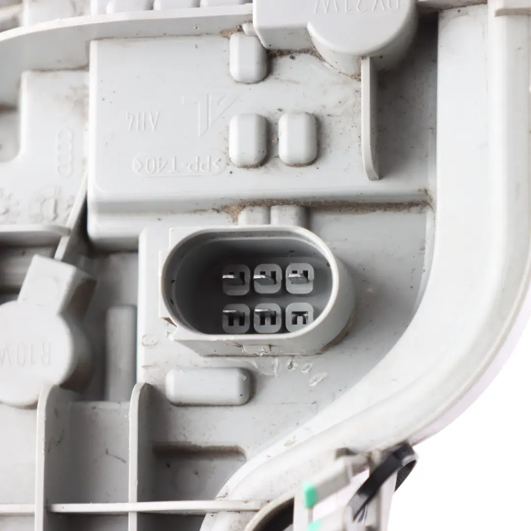 3Dr Oprawka Żarówki Tylna Prawa do Audi A3 8P o numerze 8P3945258A Audi A3 8P 3Dr Oprawka Żarówki Tylna Prawa - SKU 8P3945258A - Numer Części 8P3945258A