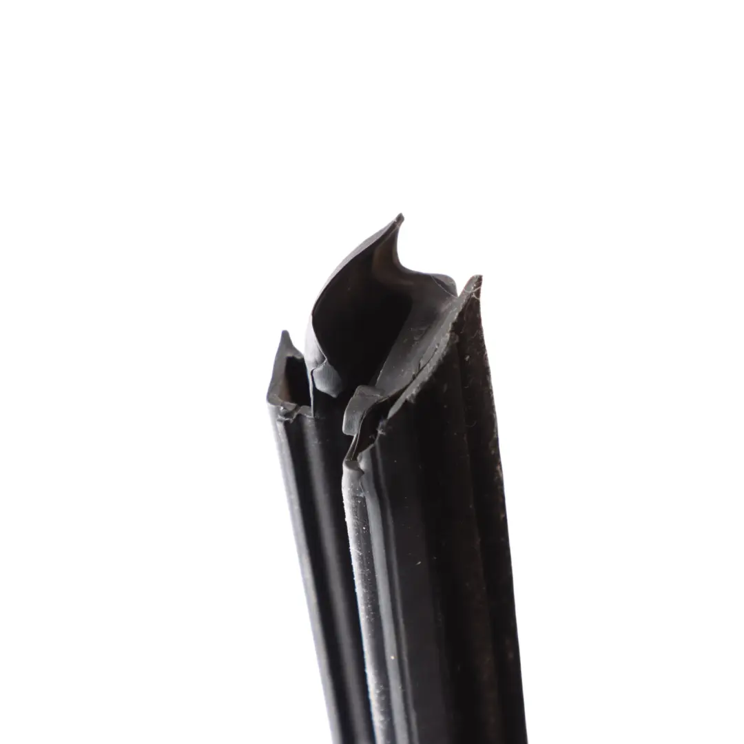 Uszczelka Gumowa Szyby Drzwi Tylnych Prawa 7P0839472C do Porsche Cayenne 92A o numerze 95853347211 Porsche Cayenne 92A Uszczelka Gumowa Szyby Drzwi Tylnych Prawa 7P0839472C - SKU 95853347211 - Numer Części 95853347211