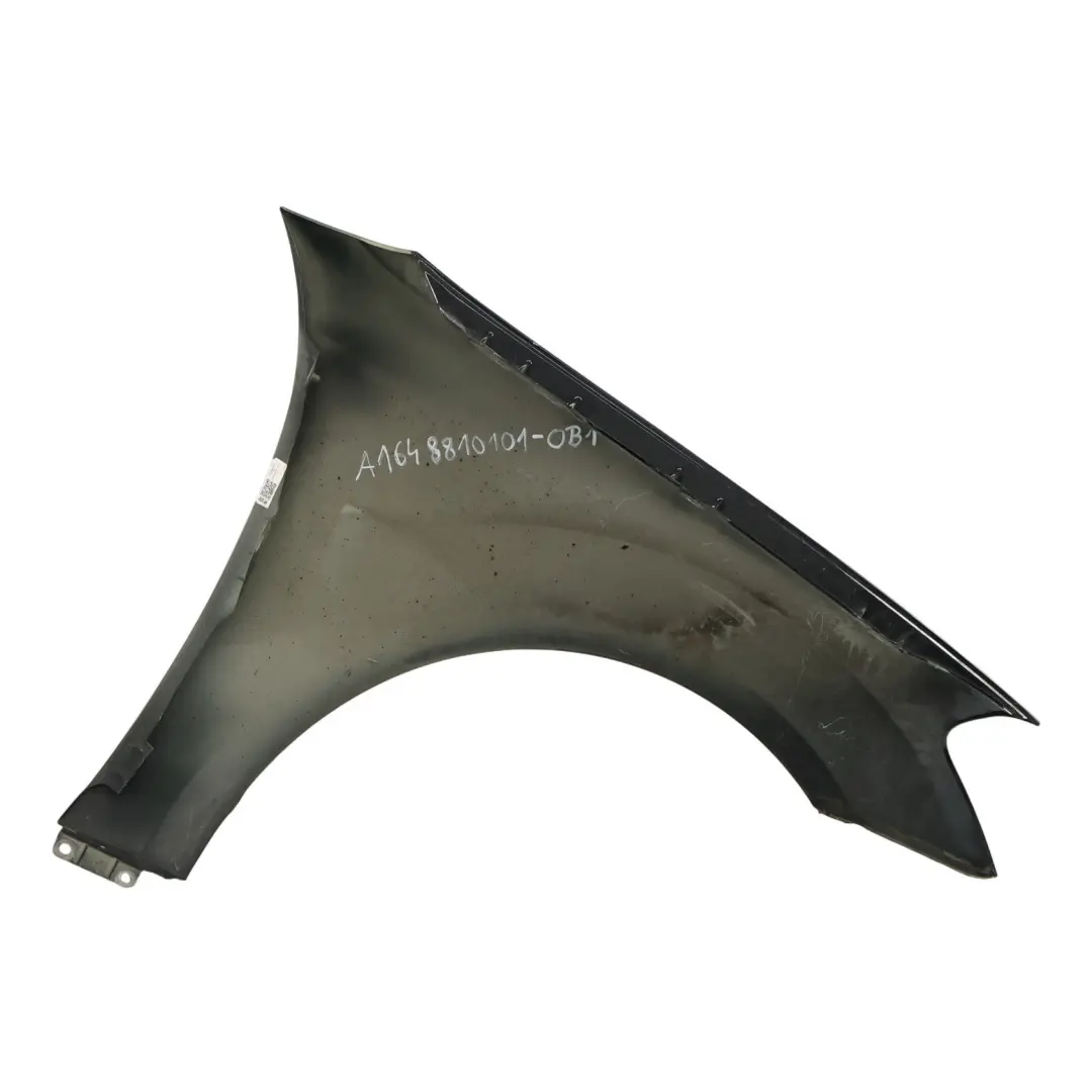 Seitenverkleidung vorne links Kotflügel Obsidian Schwarz - 197 für Mercedes ML W164 mit Teilenummer A1648810101 Mercedes ML W164 Seitenverkleidung vorne links Kotflügel Obsidian Schwarz - 197 - SKU A1648810101-OB1 - Teilenummer A1648810101