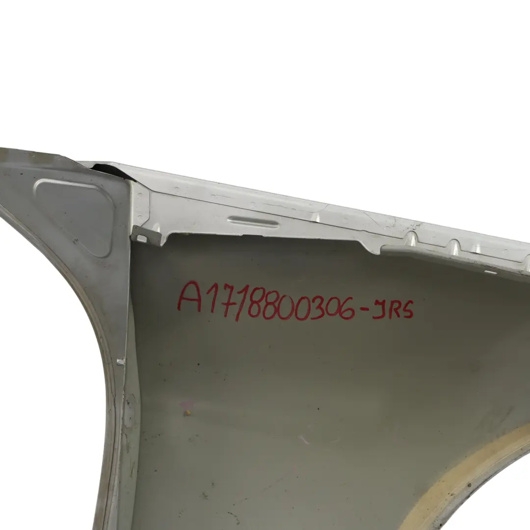 Embellecedor Guardabarros Delantero Izquierdo Iridium Silver - 775 para Mercedes R171 con número de pieza A1718800306 Mercedes R171 Embellecedor Guardabarros Delantero Izquierdo Iridium Silver - 775 - SKU A1718800306-IRS - Número de pieza A1718800306