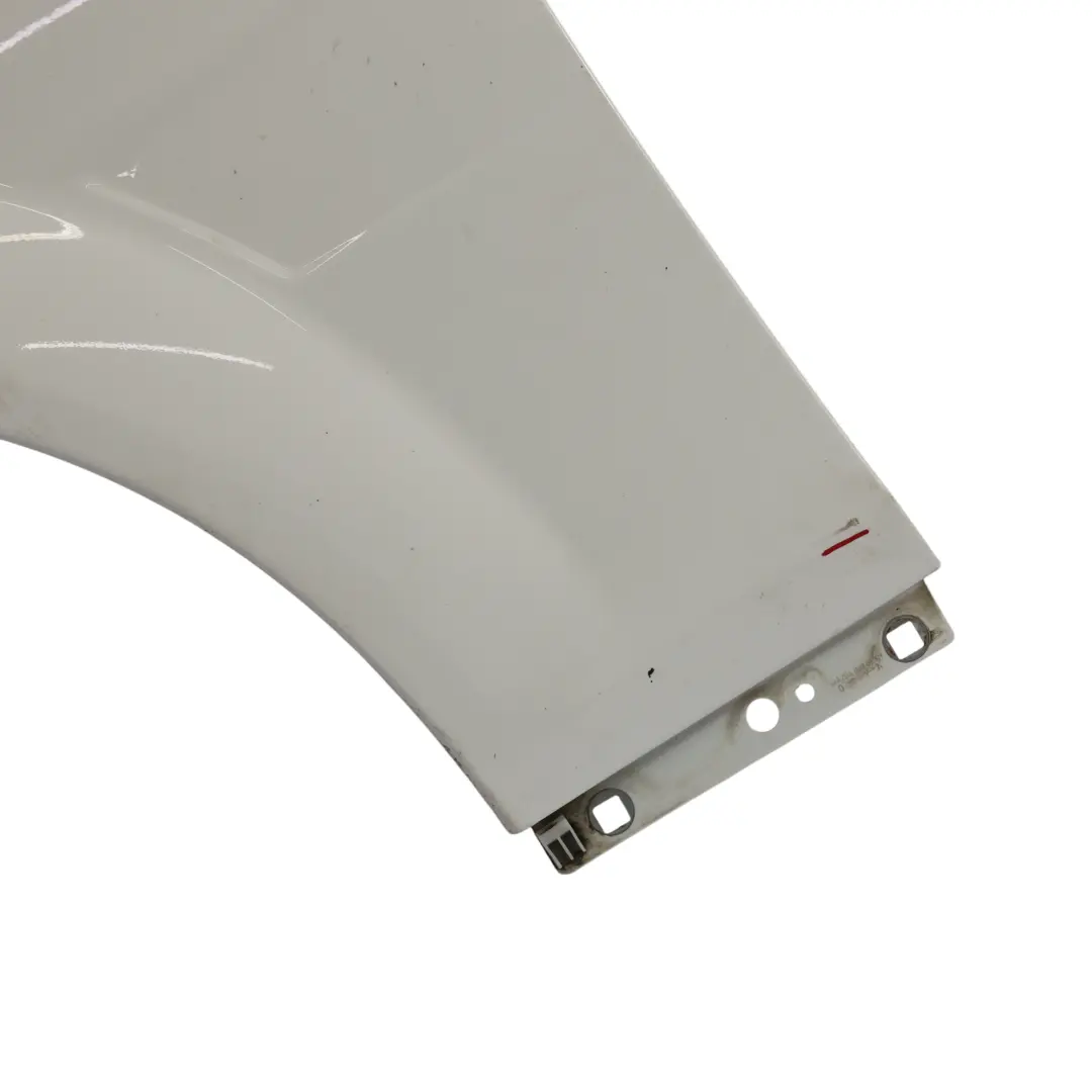 Guardabarros Lateral AMG C63 Delantero Izquierdo Polar White - 149 para Mercedes W204 con número de pieza A2048800718 Mercedes W204 Guardabarros Lateral AMG C63 Delantero Izquierdo Polar White - 149 - SKU A2048800718-POL - Número de pieza A2048800718