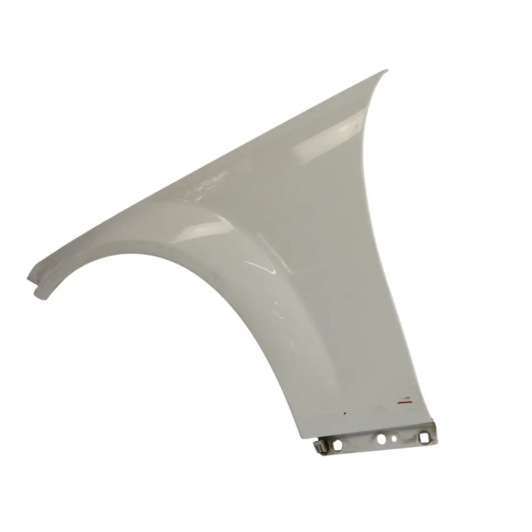 Guardabarros Lateral AMG C63 Delantero Izquierdo Polar White - 149 para Mercedes W204 con número de pieza A2048800718 Mercedes W204 Guardabarros Lateral AMG C63 Delantero Izquierdo Polar White - 149 - SKU A2048800718-POL - Número de pieza A2048800718