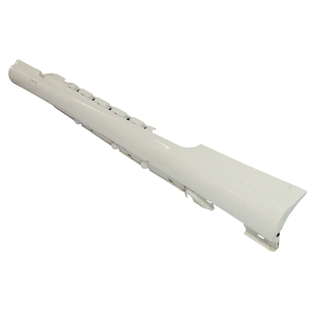 W207 Faldón Lateral AMG Cubre Umbral Izquierdo Polar White Blanco - 149 para Mercedes con número de pieza A2076981354 Mercedes W207 Faldón Lateral AMG Cubre Umbral Izquierdo Polar White Blanco - 149 - SKU A2076981354-POL - Número de pieza A2076981354