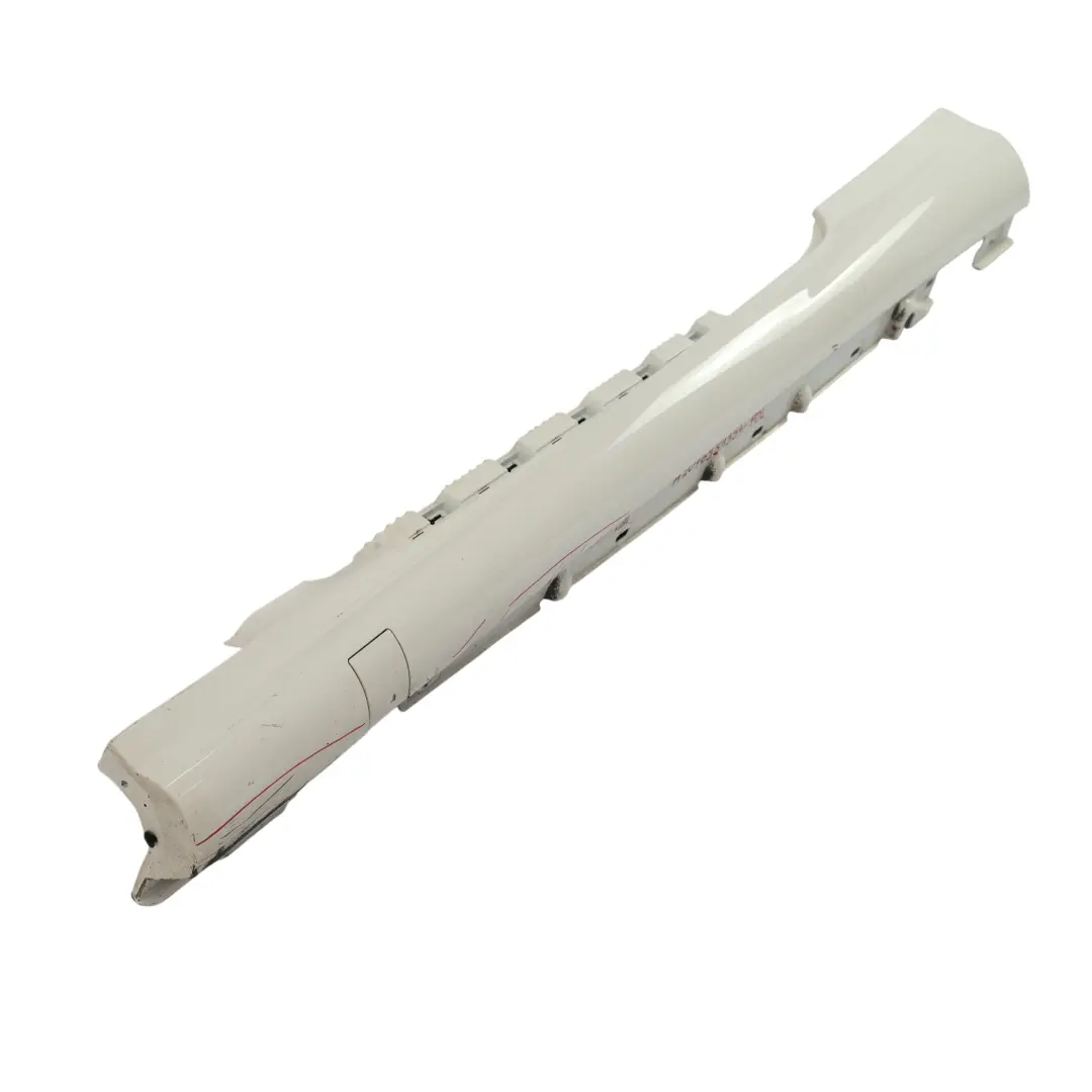 W207 Faldón Lateral AMG Cubre Umbral Izquierdo Polar White Blanco - 149 para Mercedes con número de pieza A2076981354 Mercedes W207 Faldón Lateral AMG Cubre Umbral Izquierdo Polar White Blanco - 149 - SKU A2076981354-POL - Número de pieza A2076981354