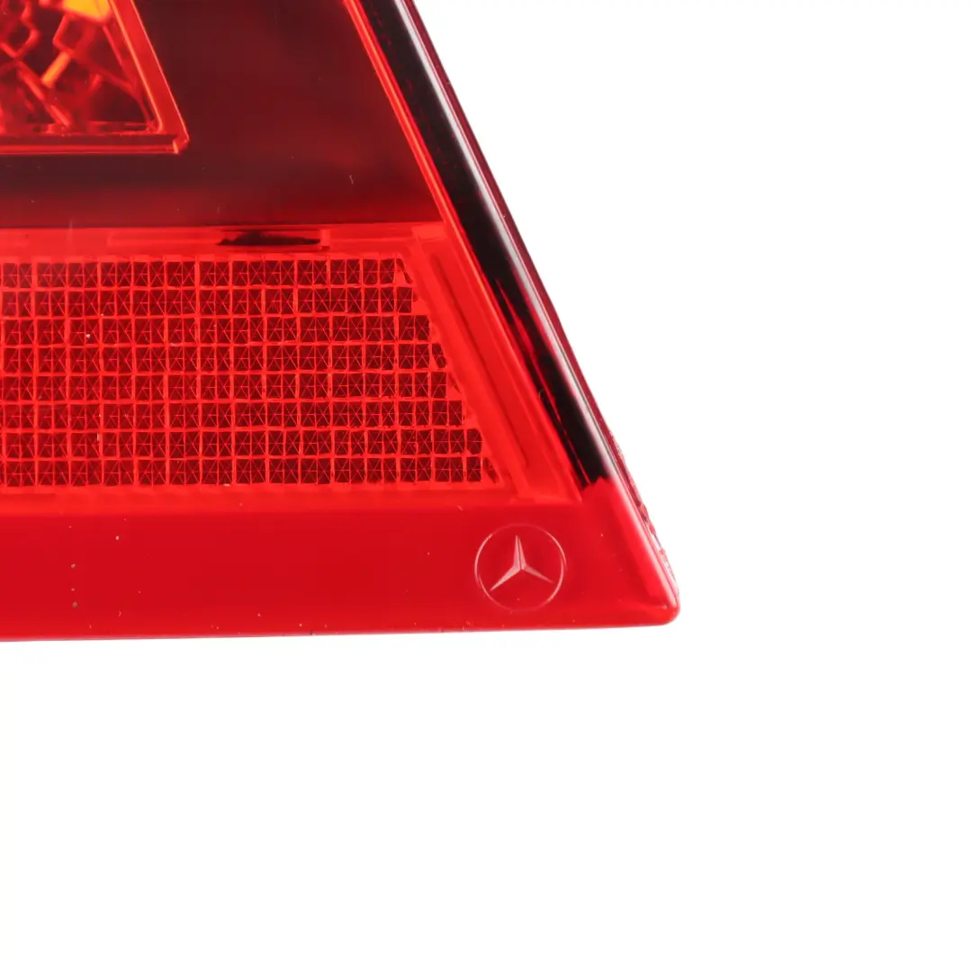 Mercedes W212 Berline Panneau Latéral Gauche Feu Arrière Arrière - SKU A2129066801 - Numéro de pièce A2129066801