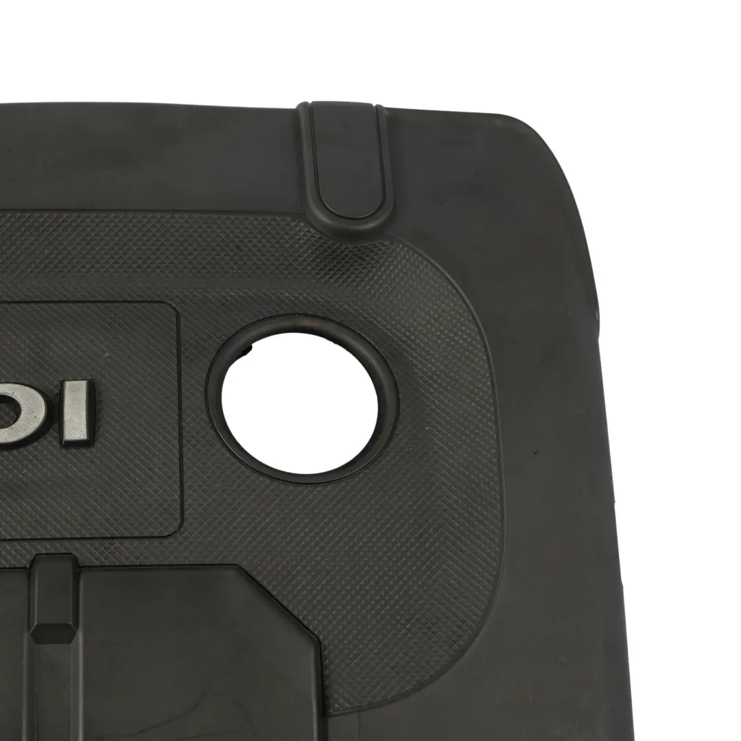 Mk5 6R Pannello Rivestimento Superiore Motore 1.4 TDI Diesel per VW Polo con numero di parte 04B103925E VW Polo Mk5 6R Pannello Rivestimento Superiore Motore 1.4 TDI Diesel - SKU 04B103925E - Numero di parte 04B103925E