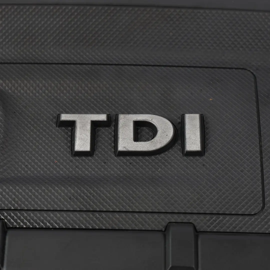 Mk5 6R Pannello Rivestimento Superiore Motore 1.4 TDI Diesel per VW Polo con numero di parte 04B103925E VW Polo Mk5 6R Pannello Rivestimento Superiore Motore 1.4 TDI Diesel - SKU 04B103925E - Numero di parte 04B103925E