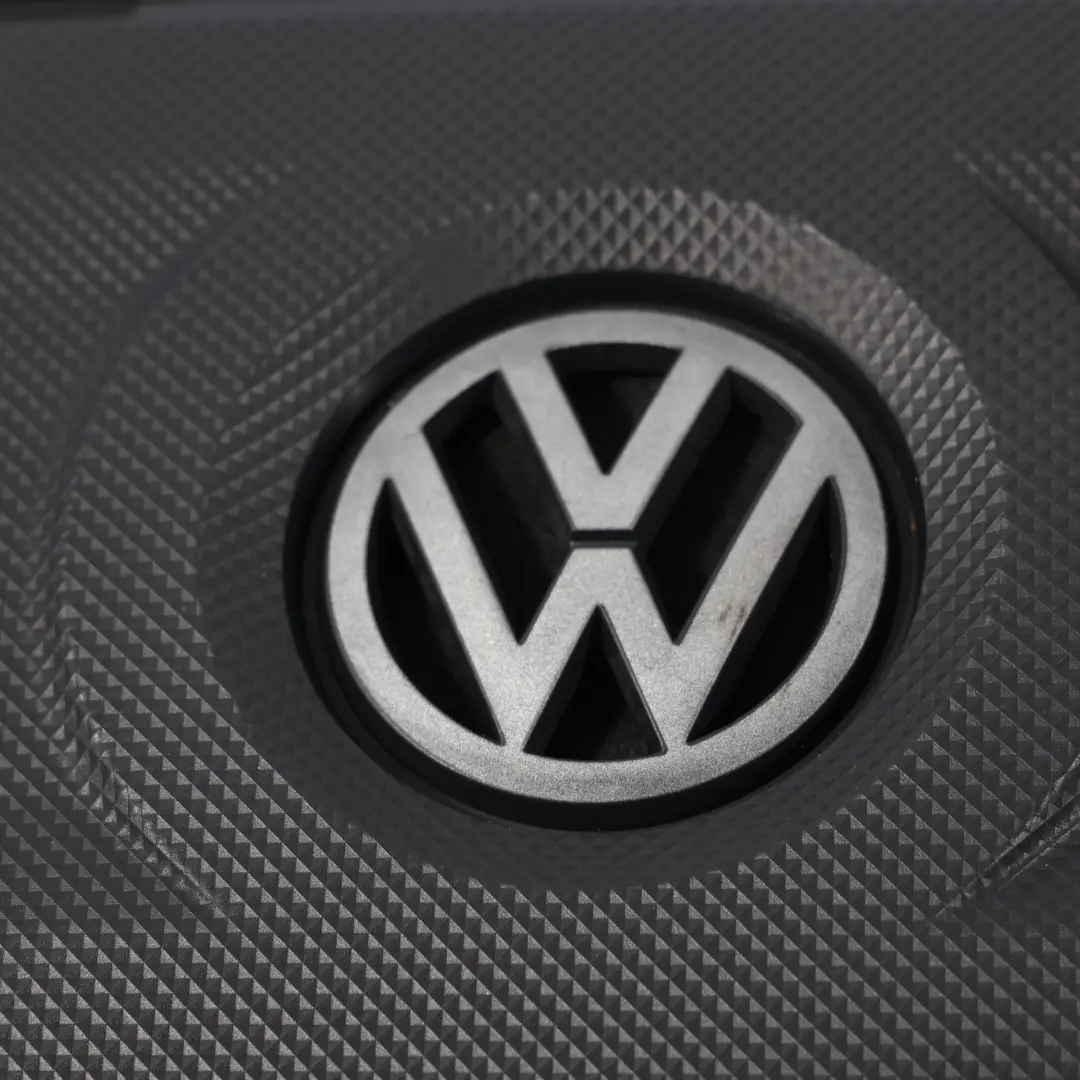 Górny Panel Osłona Silnika do VW Volkswagen Golf R Mk7 Benzyna o numerze 06K103925Q VW Volkswagen Golf R Mk7 Benzyna Górny Panel Osłona Silnika - SKU 06K103925Q - Numer Części 06K103925Q