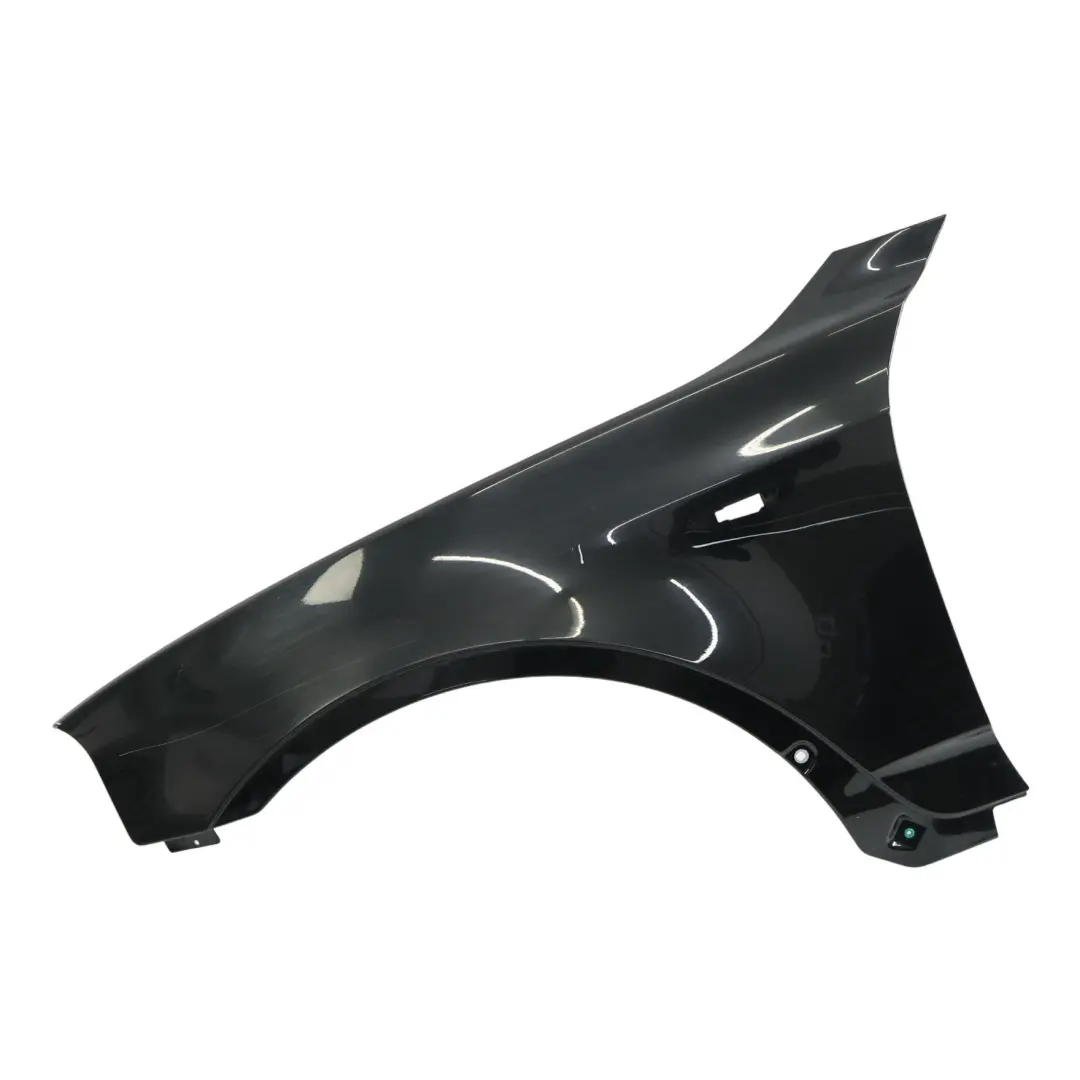 Pannello Laterale Parafango Anteriore Sinistro Black Sapphire - 475 per BMW X3 E83 con numero di parte 3405921 BMW X3 E83 Pannello Laterale Parafango Anteriore Sinistro Black Sapphire - 475 - SKU 3405921-BS - Numero di parte 3405921