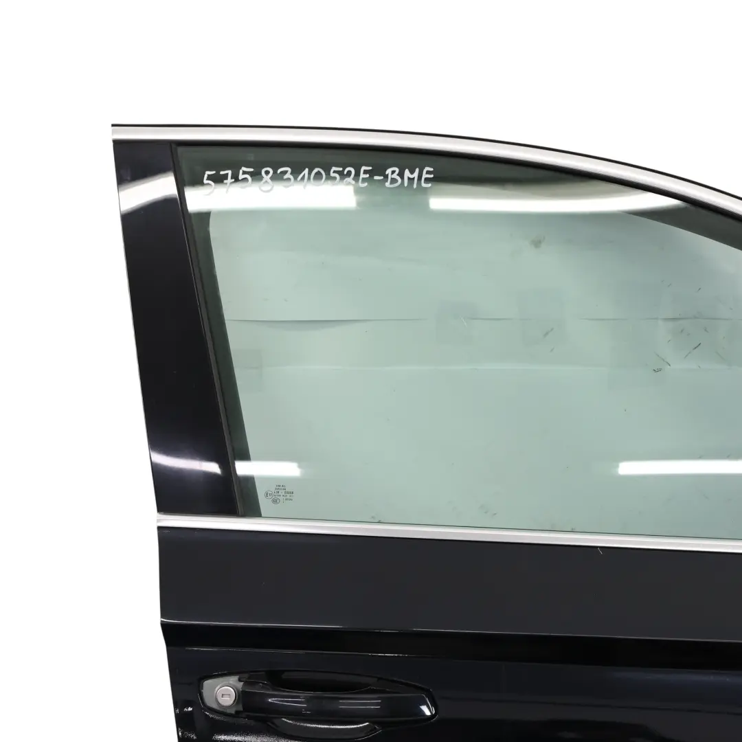 Panneau De Porte Avant Droite Crystal Black Metallic Noir - F9X pour Seat Ateca à propos du numéro de pièce 575831052E Seat Ateca Panneau De Porte Avant Droite Crystal Black Metallic Noir - F9X - SKU 575831052E-BME - Numéro de pièce 575831052E