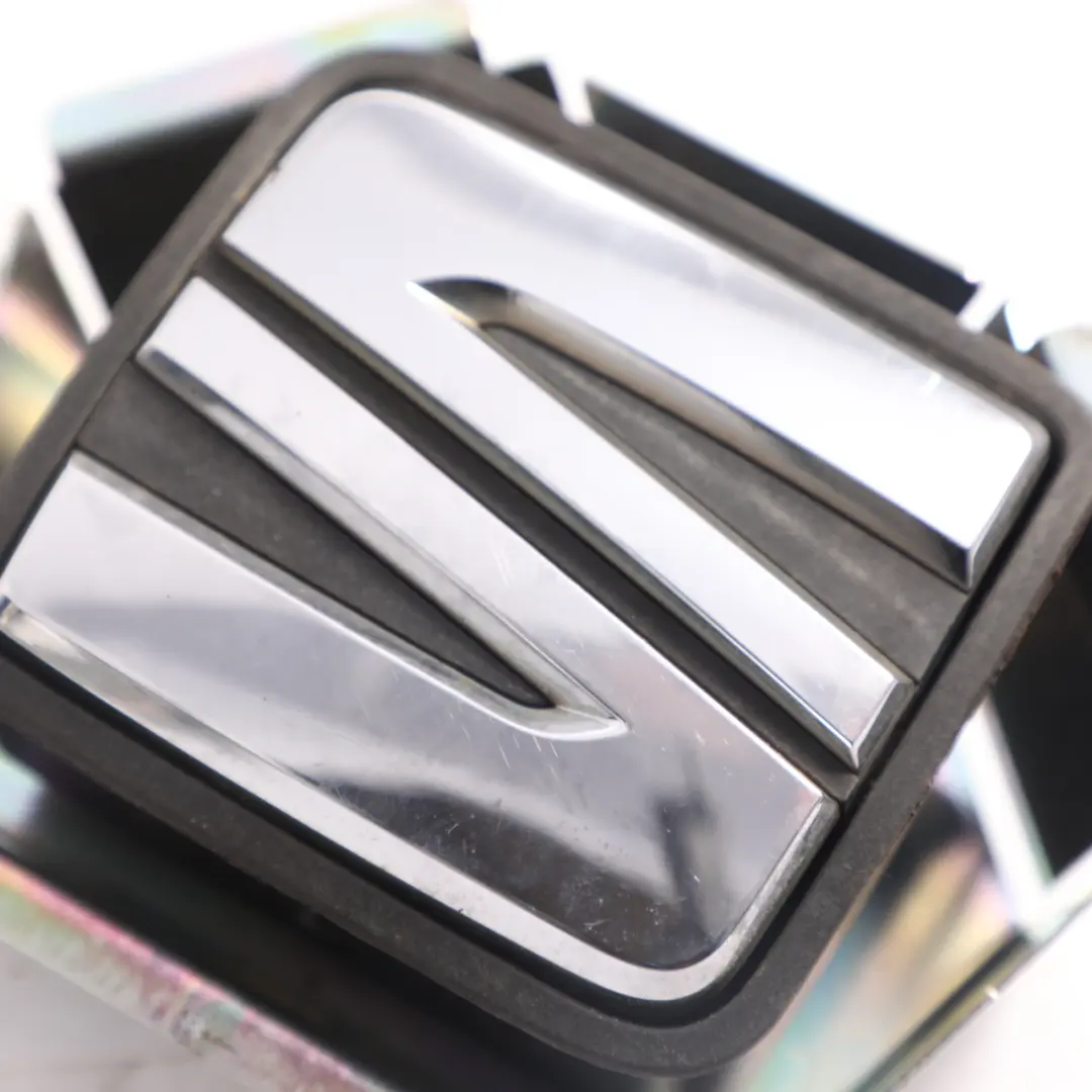 Mk3 5F Emblem Badge Boot Trunk Tailgate Handle Switch Trim to Seat Leon with Part number 5F0827565D Seat Leon Mk3 5F Emblem Badge Boot Trunk Tailgate Handle Switch Trim - SKU 5F0827565D - Part number 5F0827565D