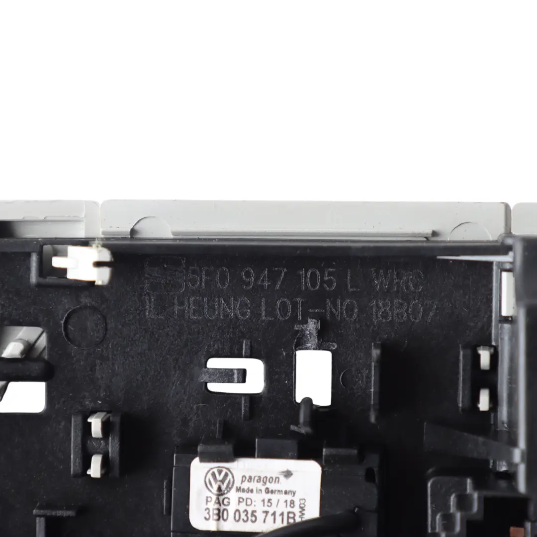 Mk3 5F Innenraum Dach Lesung Höflichkeit Licht Lampe für Seat Leon mit Teilenummer 5F0947105L Seat Leon Mk3 5F Innenraum Dach Lesung Höflichkeit Licht Lampe - SKU 5F0947105L - Teilenummer 5F0947105L