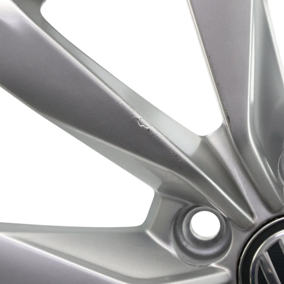 Srebrna Felga Aluminiowa 17" 7J ET49 5G0601025CH do Volkswagen Golf Mk7 o numerze 5G0601025CH-1 Volkswagen Golf Mk7 Srebrna Felga Aluminiowa 17" 7J ET49 5G0601025CH - SKU 5G0601025CH-1 - Numer Części 5G0601025CH-1