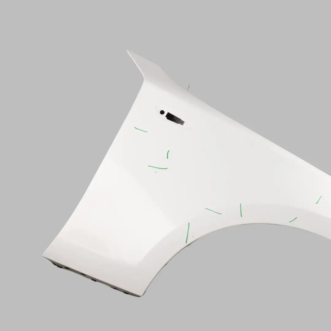 BMW E81 E87 Błotnik Prawy Przedni Alpinweiss 3 Biały - 300 - SKU 7133228-AW - Numer Części 7133228