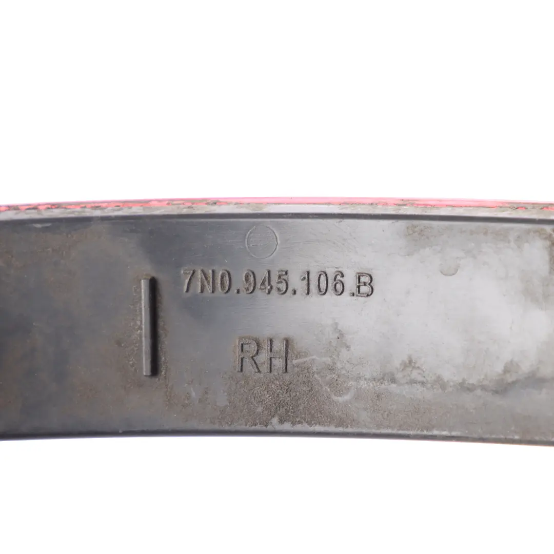 7N Riflettore Paraurti Posteriore Destro per Volkswagen Sharan con numero di parte 7N0945106B Volkswagen Sharan 7N Riflettore Paraurti Posteriore Destro - SKU 7N0945106B - Numero di parte 7N0945106B