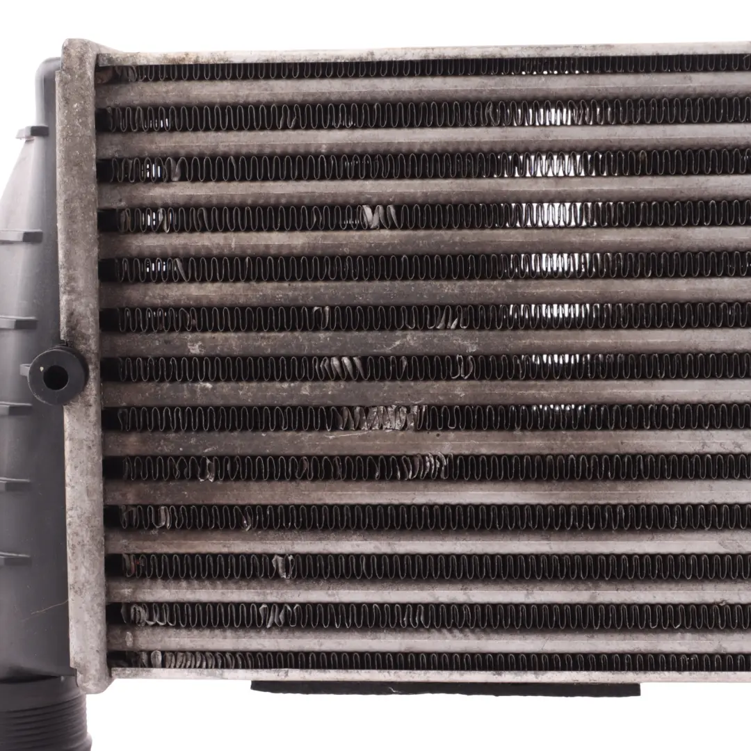 Radiatore Intercooler Raffreddatore Aria Carica 3.0 TDI per Audi A4 B7 con numero di parte 8E0145806Q Audi A4 B7 Radiatore Intercooler Raffreddatore Aria Carica 3.0 TDI - SKU 8E0145806Q - Numero di parte 8E0145806Q