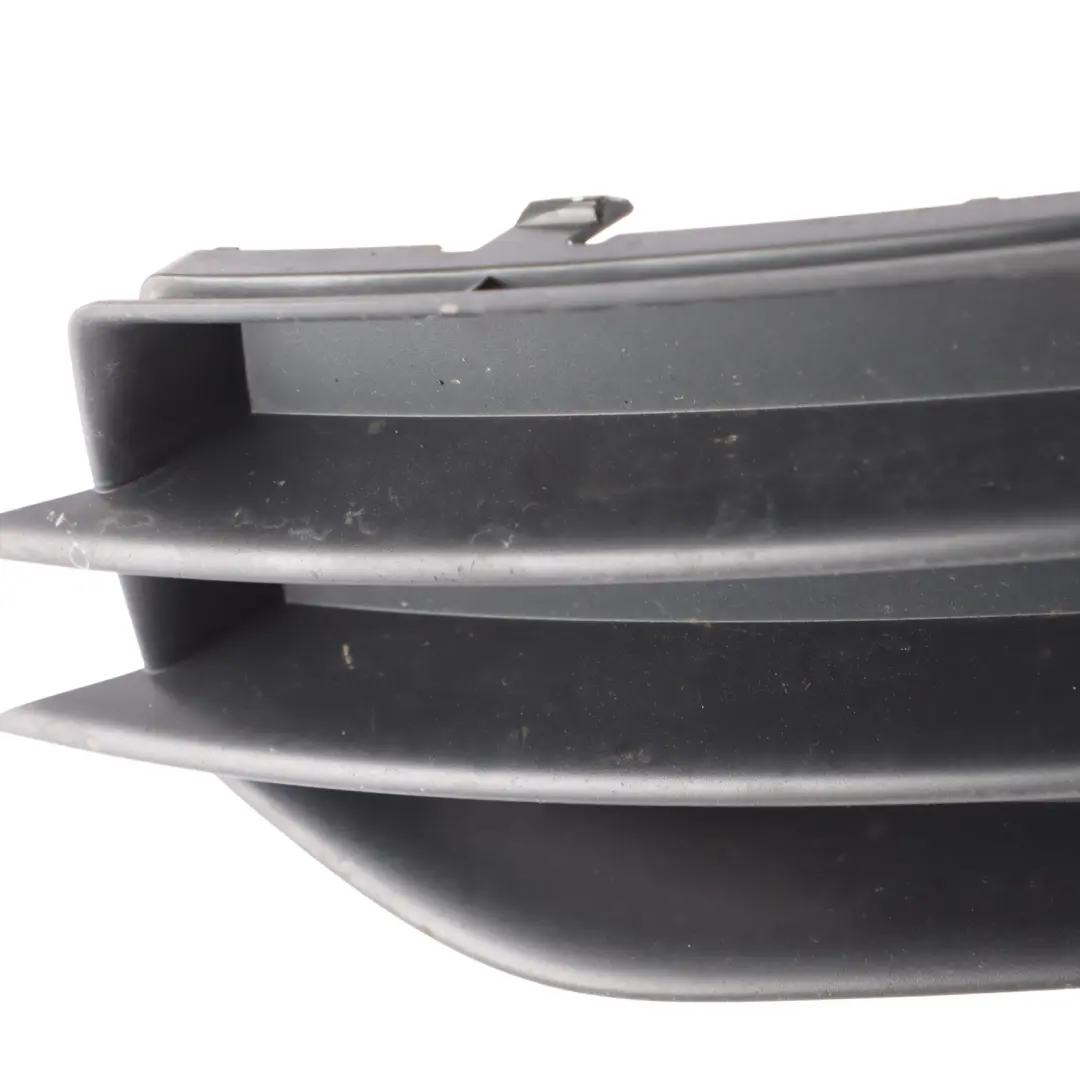 Fendinebbia Copertura Paraurti Anteriore Griglia Sinistra per Audi A3 8P con numero di parte 8P0807681M Audi A3 8P Fendinebbia Copertura Paraurti Anteriore Griglia Sinistra - SKU 8P0807681M - Numero di parte 8P0807681M