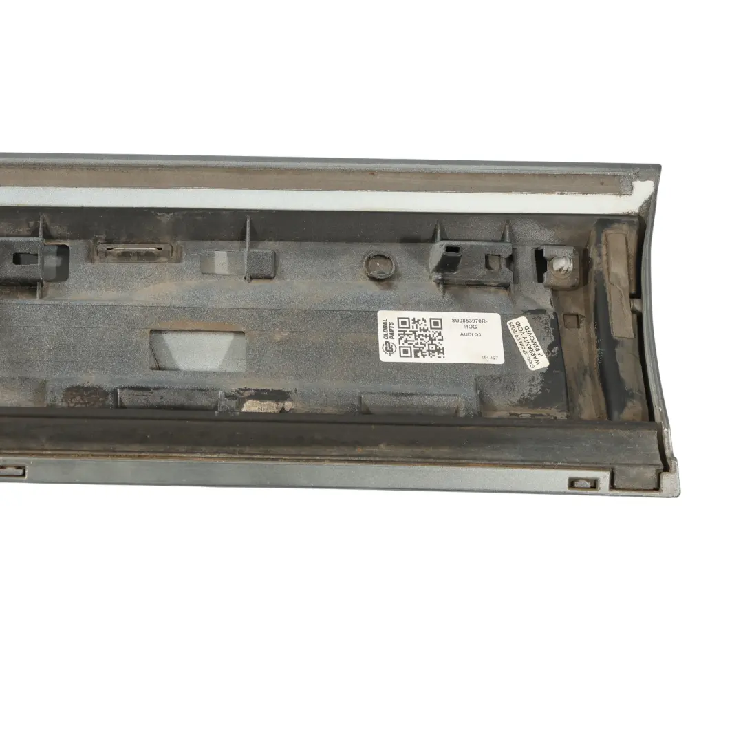 Striscia Modanatura Porta Posteriore Destra Grigio Monsone - X7R per Audi Q3 8U con numero di parte 8U0853970R Audi Q3 8U Striscia Modanatura Porta Posteriore Destra Grigio Monsone - X7R - SKU 8U0853970R-MOG - Numero di parte 8U0853970R