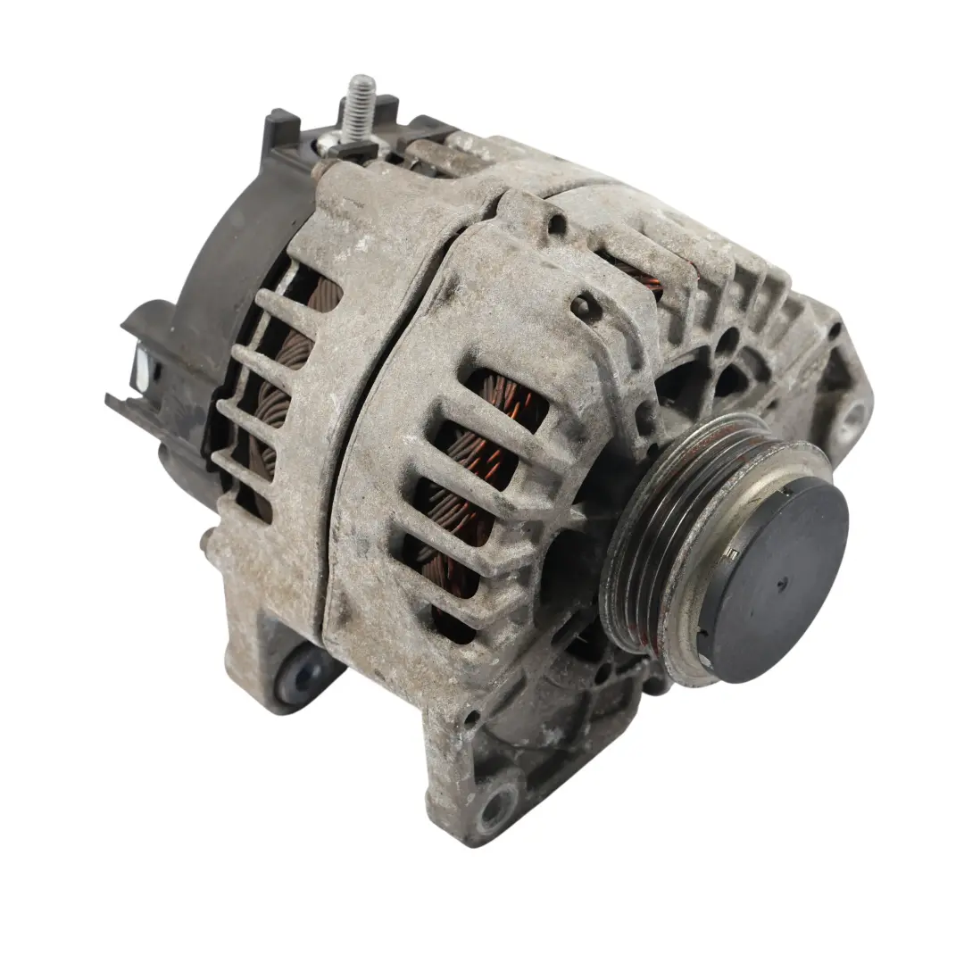 C63 Benzyna 14V 200A Alternator Generator do Mercedes W205 o numerze A0009061705 Mercedes W205 C63 Benzyna 14V 200A Alternator Generator - SKU A0009061705 - Numer Części A0009061705