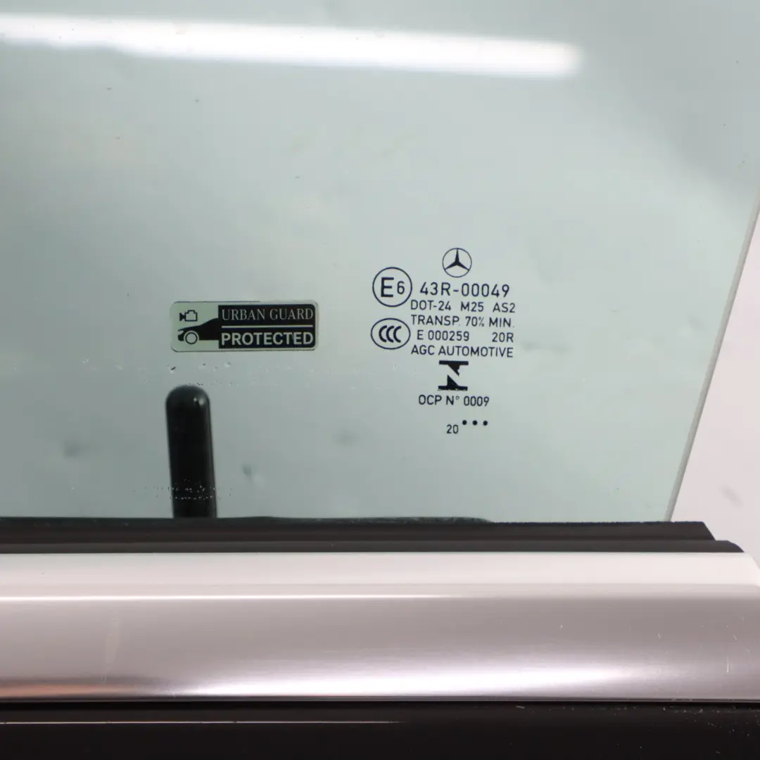 Puerta Delantera Izquierda Obsidian Black Negro Metalizado - 197 para Mercedes C205 con número de pieza A2057209726 Mercedes C205 Puerta Delantera Izquierda Obsidian Black Negro Metalizado - 197 - SKU A2057209726-OB1 - Número de pieza A2057209726