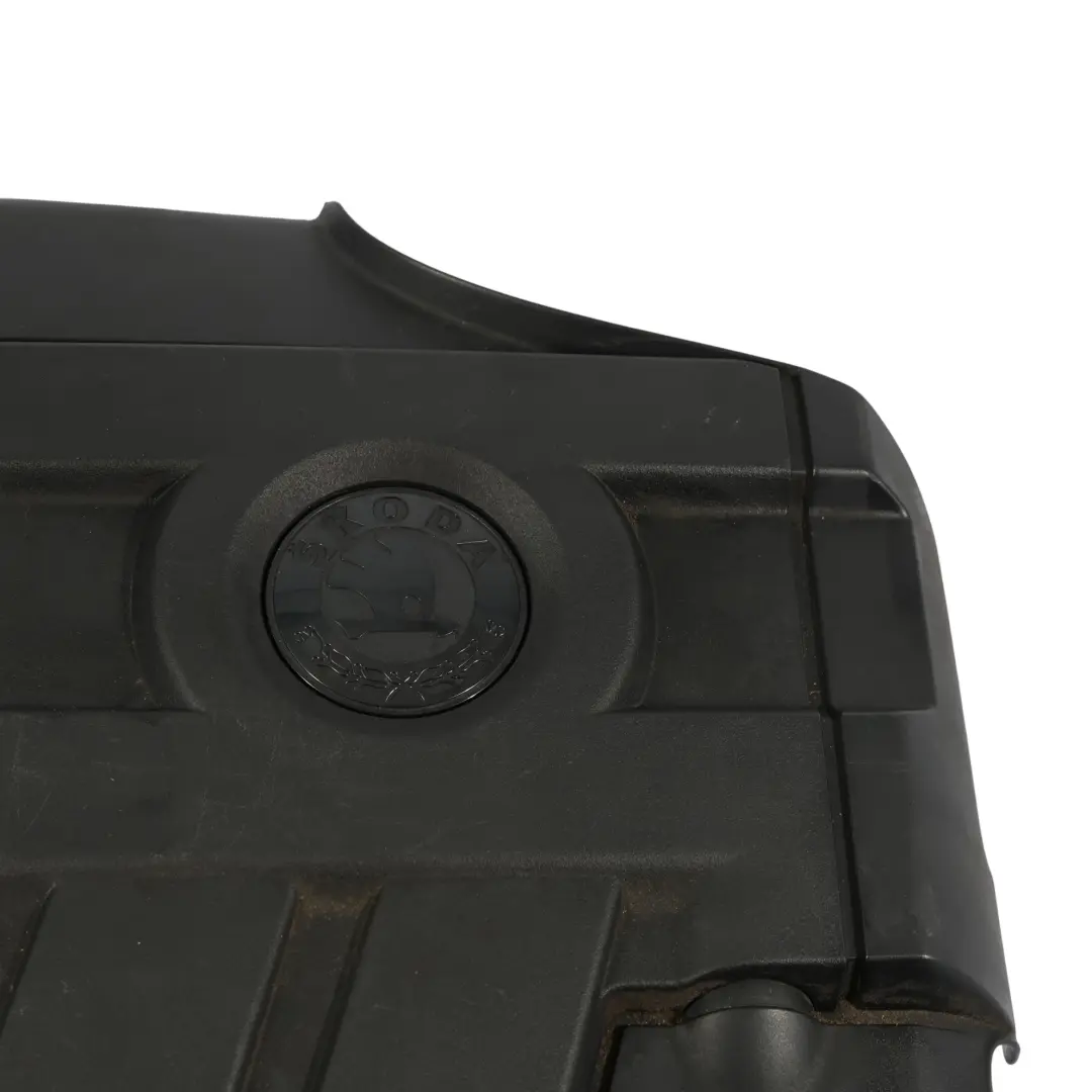 Isolamento Coperchio Motore 2.0 TDI per Skoda Octavia Superb 2 con numero di parte 03L103925AQ Skoda Octavia Superb 2 Isolamento Coperchio Motore 2.0 TDI - SKU 03L103925AQ - Numero di parte 03L103925AQ