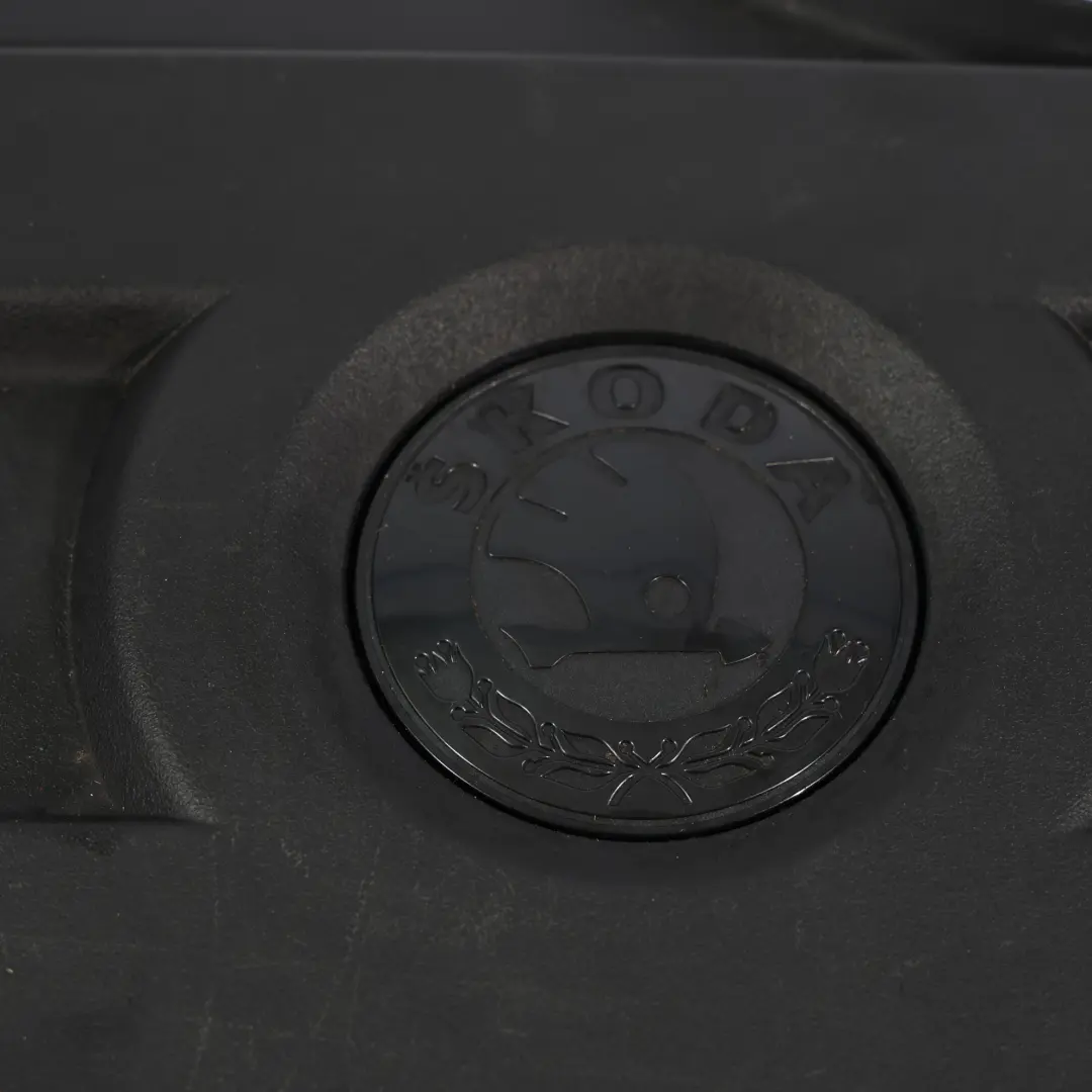 Isolamento Coperchio Motore 2.0 TDI per Skoda Octavia Superb 2 con numero di parte 03L103925AQ Skoda Octavia Superb 2 Isolamento Coperchio Motore 2.0 TDI - SKU 03L103925AQ - Numero di parte 03L103925AQ