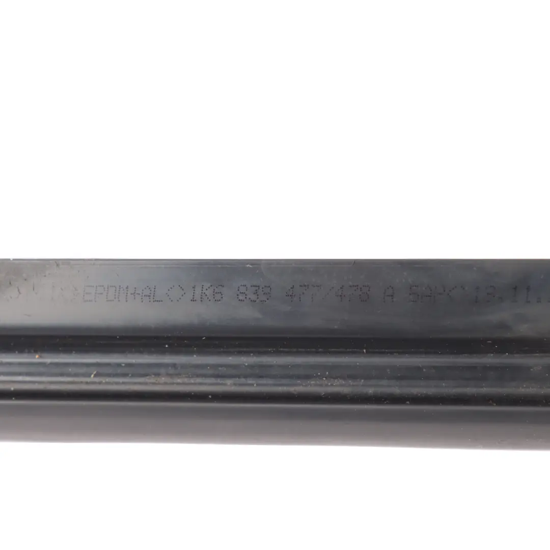 Volkswagen Golf V Joint D'Étanchéité Extérieur Droit Tringle Lunette - SKU 1K6839478A - Numéro de pièce 1K6839478A