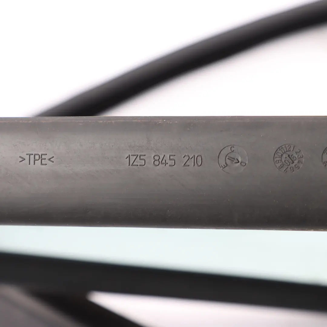 Joint D'Étanchéité Vitre Porte Arrière Droite AS2 pour Skoda Octavia II à propos du numéro de pièce 1Z5845210D Skoda Octavia II Joint D'Étanchéité Vitre Porte Arrière Droite AS2 - SKU 1Z5845210D - Numéro de pièce 1Z5845210D