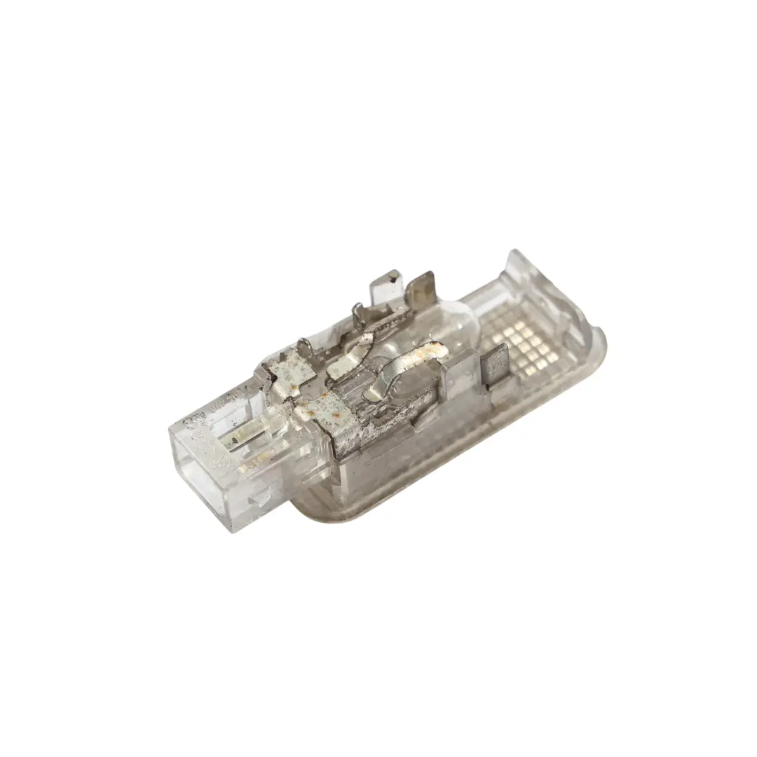 Lampa Wewnętrzna Klapy Bagażnika Tył Tylna do VW Phaeton 3D o numerze 3D0947121 VW Phaeton 3D Lampa Wewnętrzna Klapy Bagażnika Tył Tylna - SKU 3D0947121 - Numer Części 3D0947121