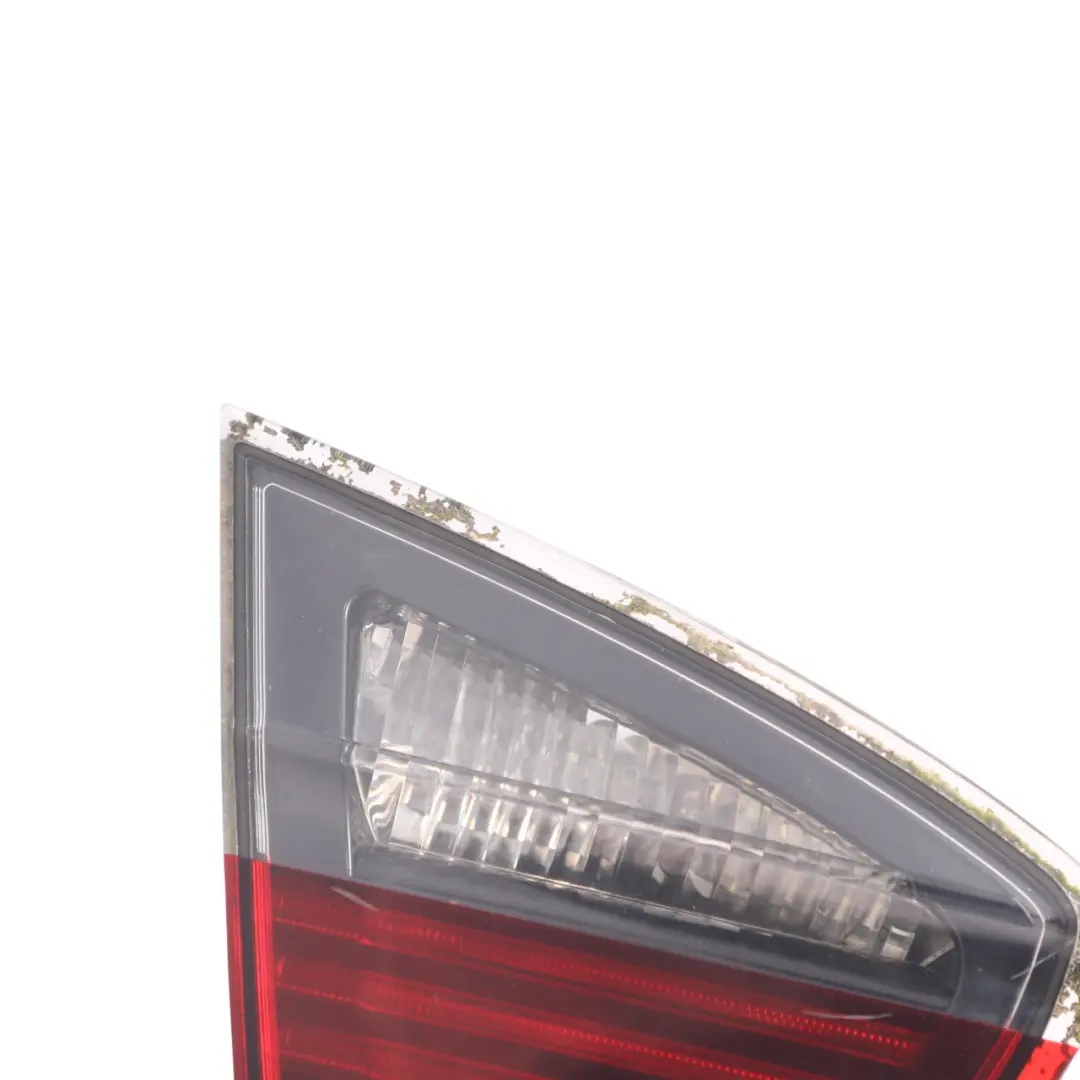 Heckleuchte Heckklappe Links 63210 0 für BMW E90 mit Teilenummer 406883 BMW E90 Heckleuchte Heckklappe Links 63210 0 - SKU 406883 - Teilenummer 406883