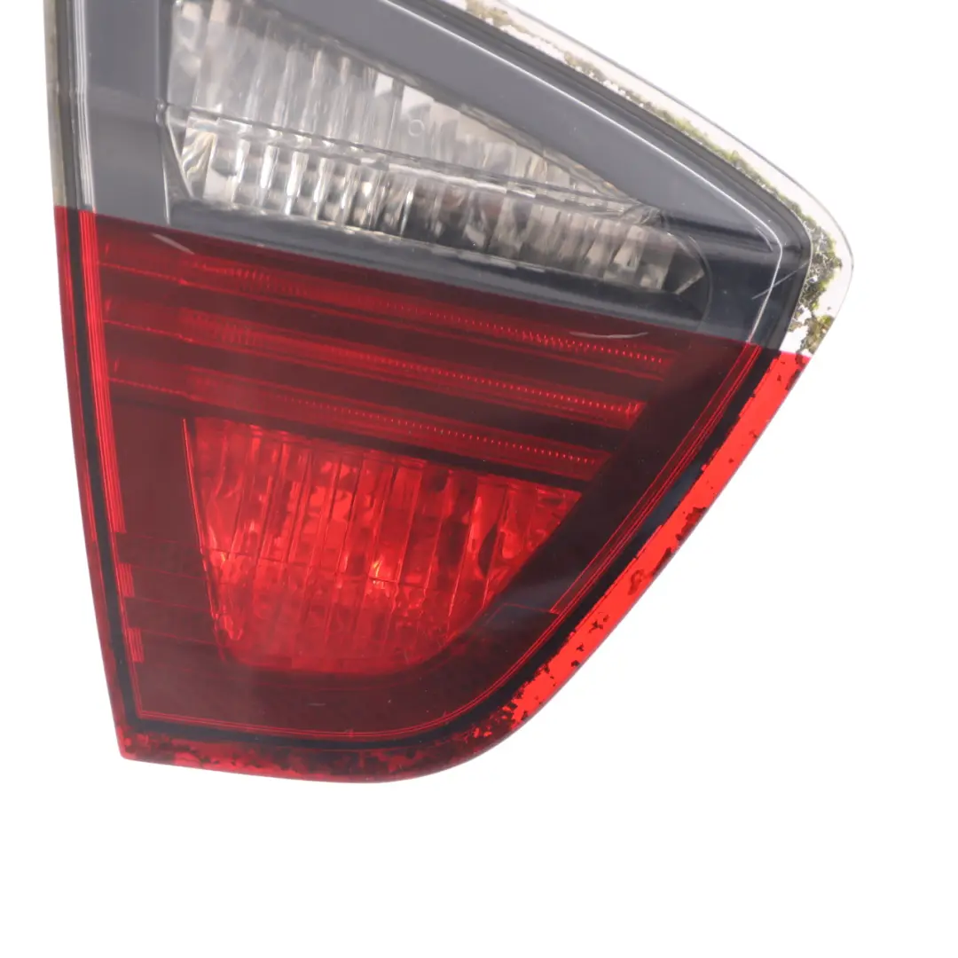 Heckleuchte Heckklappe Links 63210 0 für BMW E90 mit Teilenummer 406883 BMW E90 Heckleuchte Heckklappe Links 63210 0 - SKU 406883 - Teilenummer 406883