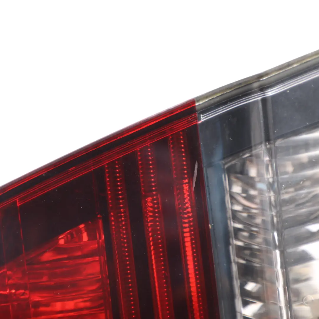 Heckleuchte Heckklappe Links 63210 0 für BMW E90 mit Teilenummer 406883 BMW E90 Heckleuchte Heckklappe Links 63210 0 - SKU 406883 - Teilenummer 406883