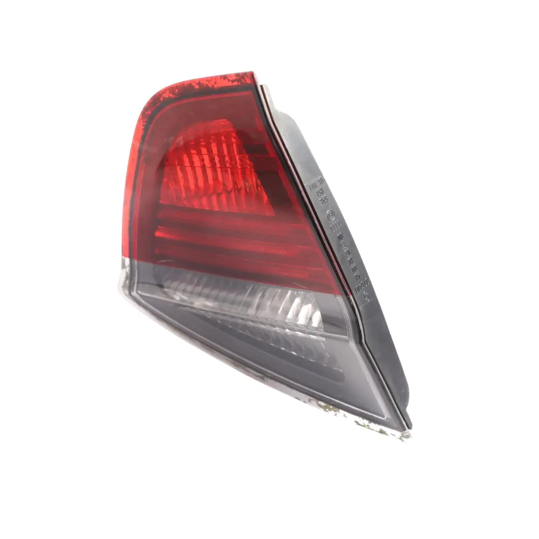 Heckleuchte Heckklappe Links 63210 0 für BMW E90 mit Teilenummer 406883 BMW E90 Heckleuchte Heckklappe Links 63210 0 - SKU 406883 - Teilenummer 406883