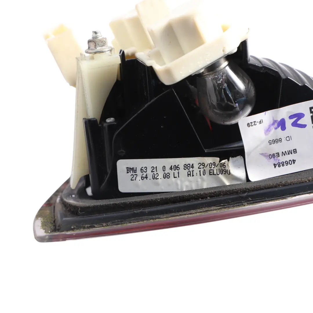 Heckklappen Leuchte Hinten Rechts 0 für BMW E90 mit Teilenummer 406884 BMW E90 Heckklappen Leuchte Hinten Rechts 0 - SKU 406884 - Teilenummer 406884