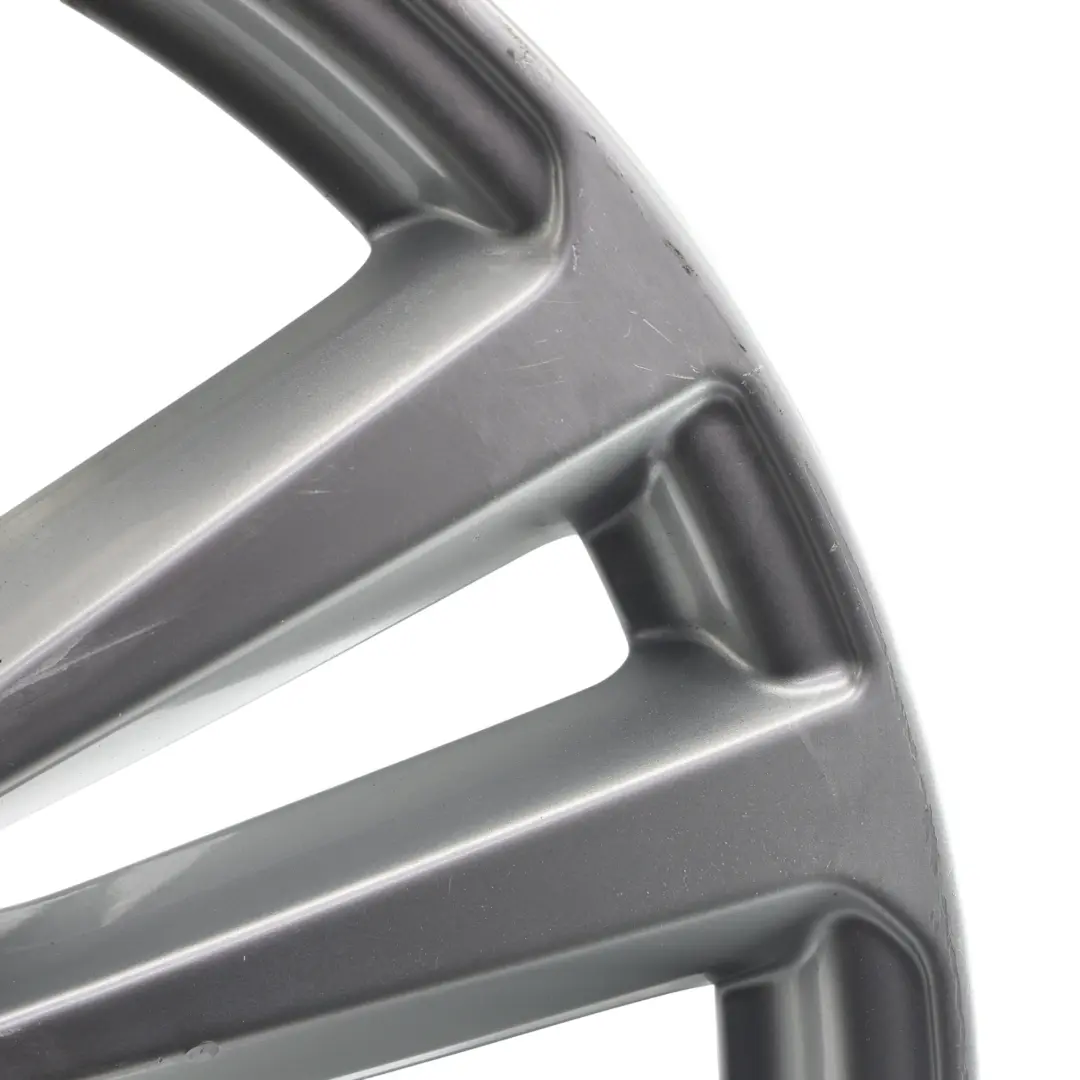 4M Srebrna Felga Aluminiowa 20" 9J ET:33 do Audi Q7 o numerze 4M0601025H Audi Q7 4M Srebrna Felga Aluminiowa 20" 9J ET:33 - SKU 4M0601025H-2 - Numer Części 4M0601025H