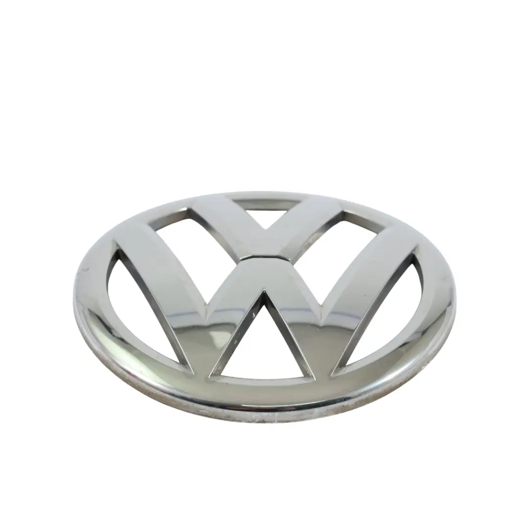 Emblemat Logo Znaczek Przedniej Maski VW 6R0853600A do Volkswagen VW Beetle o numerze 5C5853600A Volkswagen VW Beetle Emblemat Logo Znaczek Przedniej Maski VW 6R0853600A - SKU 5C5853600A - Numer Części 5C5853600A