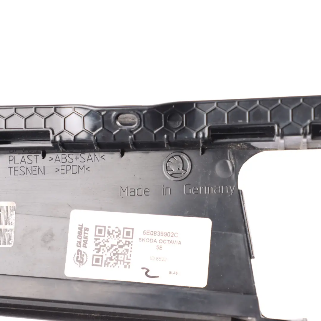 Panel Moldura Pilar B Puerta Trasera Derecha para Skoda Octavia 5E con número de pieza 5E0839902C Skoda Octavia 5E Panel Moldura Pilar B Puerta Trasera Derecha - SKU 5E0839902C - Número de pieza 5E0839902C