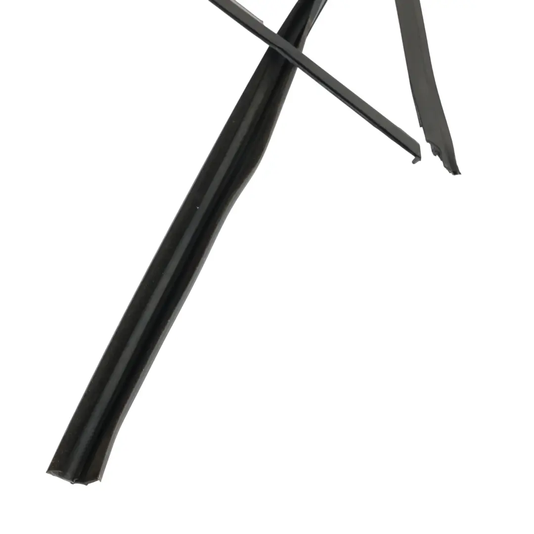 Uszczelka Ram Prowadnica Szyby Drzwi Przód Prawa do Skoda Yeti 5L o numerze 5L0837432J Skoda Yeti 5L Uszczelka Ram Prowadnica Szyby Drzwi Przód Prawa - SKU 5L0837432J - Numer Części 5L0837432J